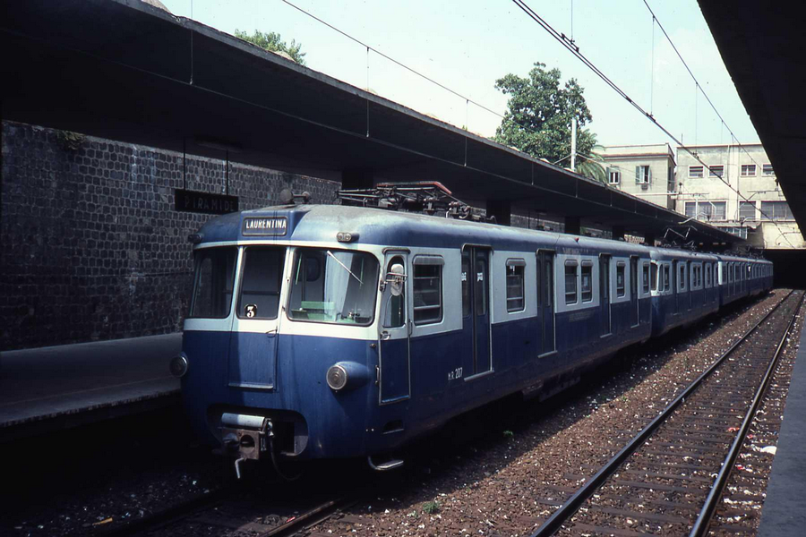 Treno della linea B della Metropolitana di Roma (allora Termini - Laurentina) nel 1984