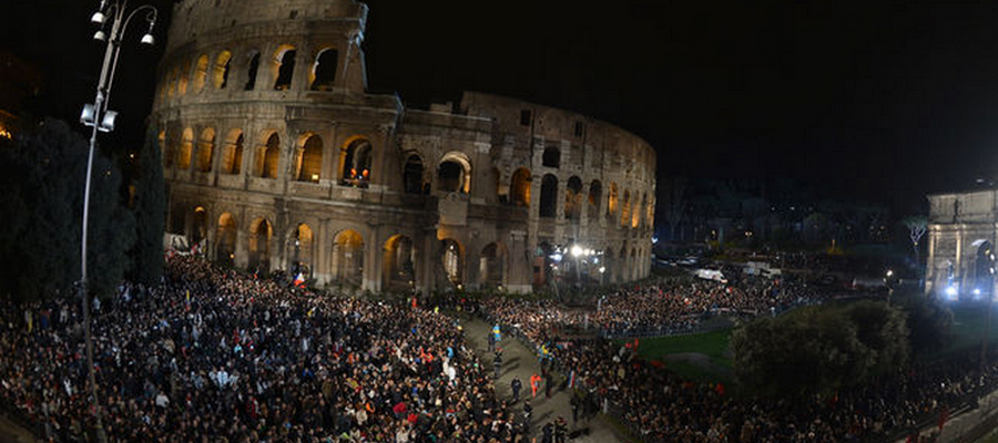 Via Crucis al Colosseo di Roma, foto di repertorio